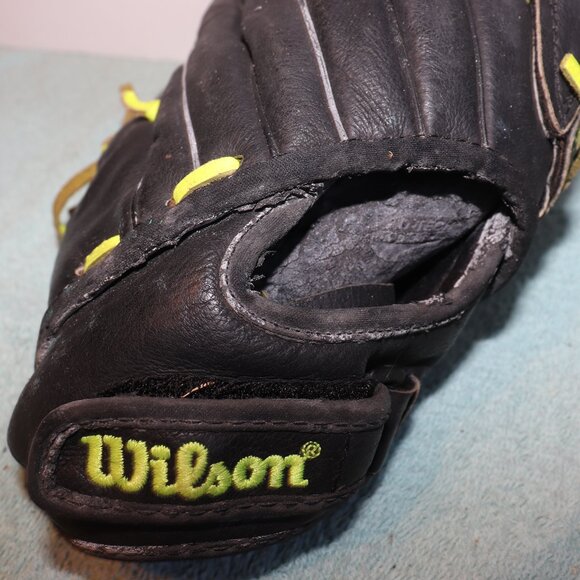Wilson Genuine Leather Fast Pitch Flash Softball Glove Youth Black  RHT Throw - Picture 3 of 5